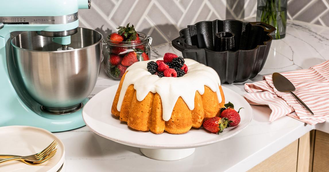 Frosted pound cake with berries