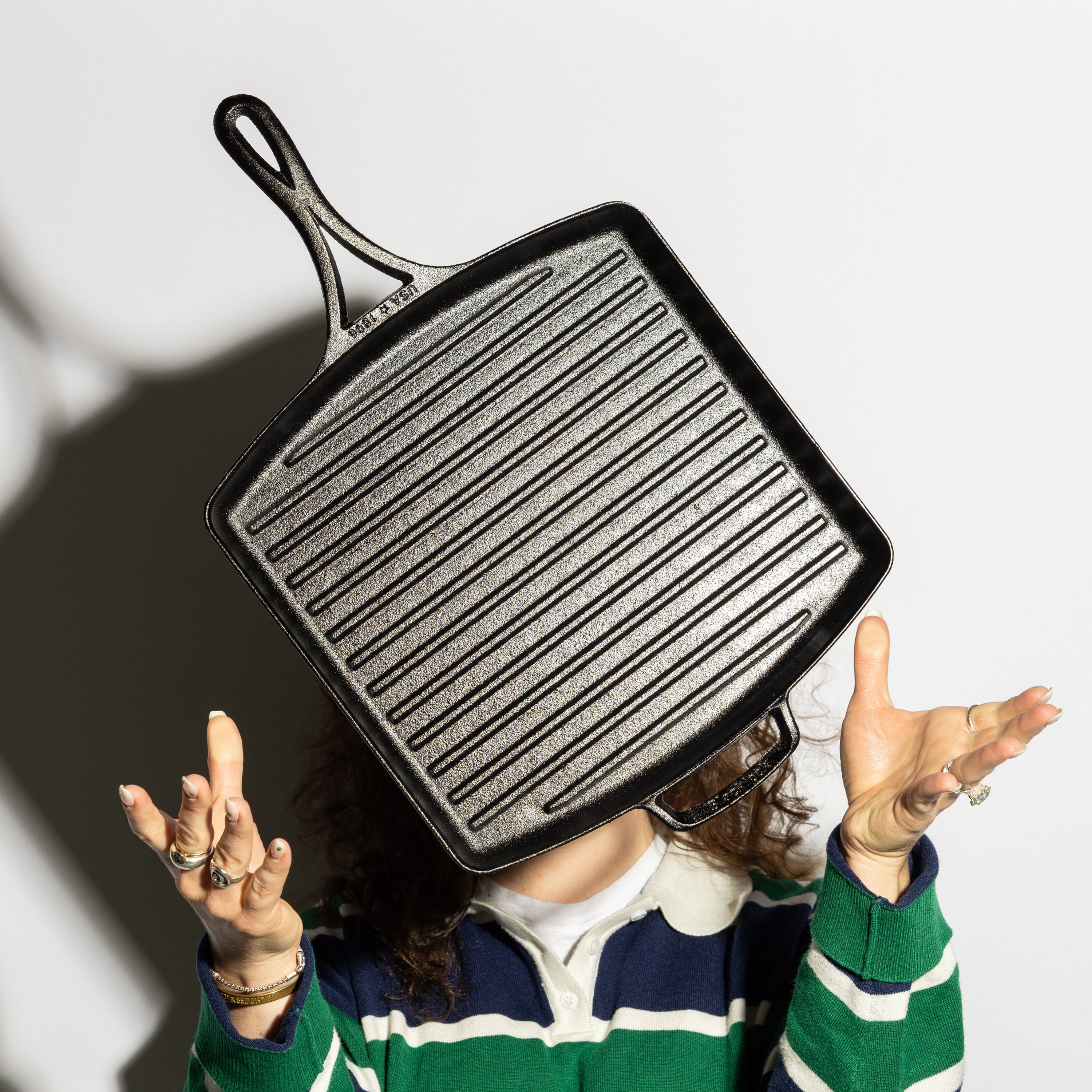 Someone tossing grill pan in the air, demonstrating the lightness of product.