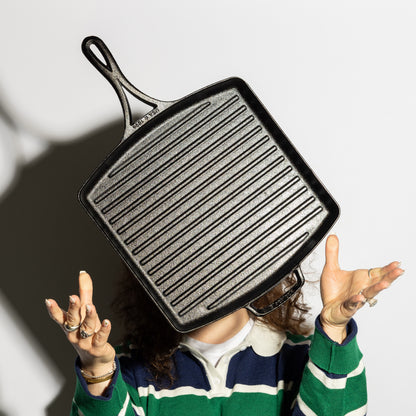 Someone tossing grill pan in the air, demonstrating the lightness of product.