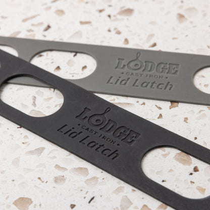 Branding on lid latch with Lodge logo.