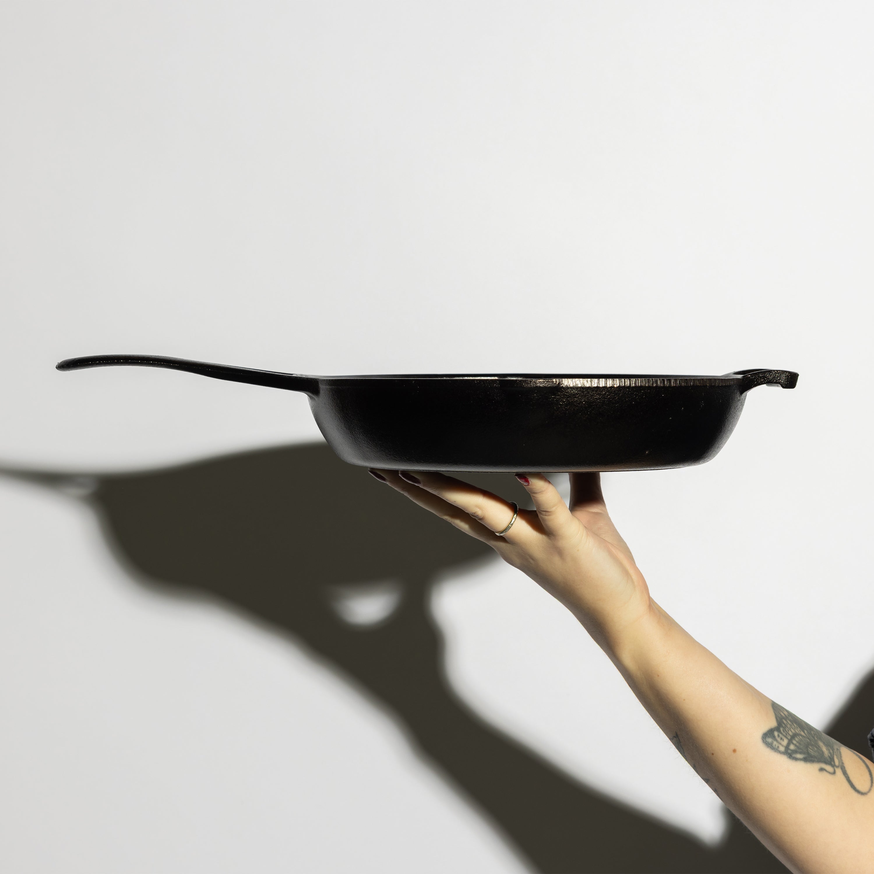 Side profile of skillet.