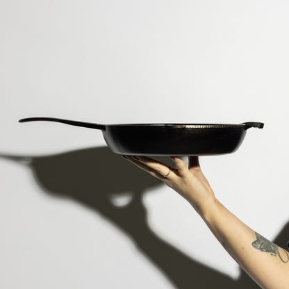 Side profile of skillet.